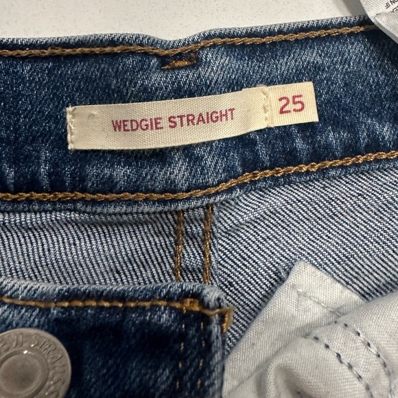 Levi Women’s Straight WEDGIE jeans 25x28 | size 4 - Picture 3 of 6
